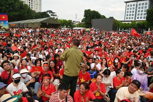 Lắp dựng 10 nhà bạt dã chiến phục vụ nhân dân xem diễu binh, diễu hành