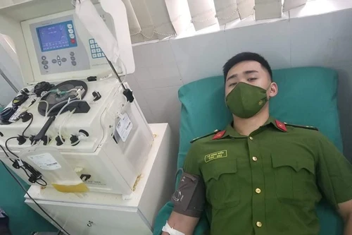 Thanh niên Công an Thủ đô kịp thời hiến máu giúp người dân cấp cứu ở bệnh viện Việt Đức