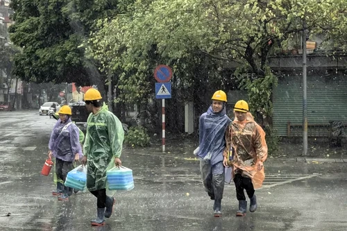 Chủ tịch Hà Nội chỉ đạo chủ động ứng phó với siêu bão Ragasa