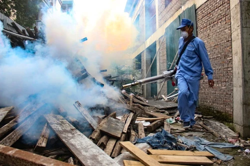 Phun thuốc diệt muỗi tại công trình xây dựng để phòng sốt xuất huyết