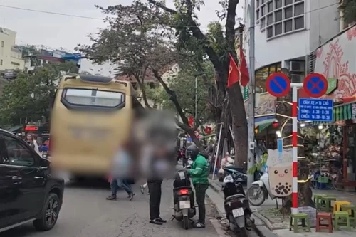 Chủ tịch Hà Nội yêu cầu xử lý nghiêm xe trên 16 chỗ vẫn ra vào phố cổ trong khung giờ cấm