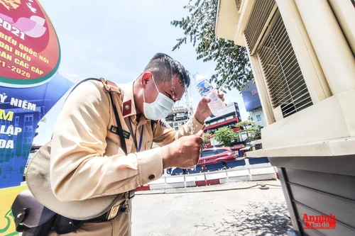 [ẢNH] Những "nhạc trưởng" áo vàng đội nắng điều tiết giao thông Hà Nội giữa trưa hè bỏng rát...