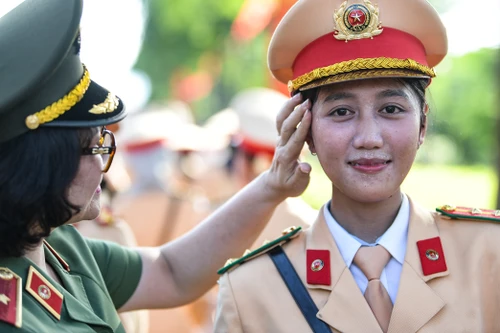 Nữ chiến sỹ Công an rạng ngời dưới nắng nóng cao điểm ở thao trường A80