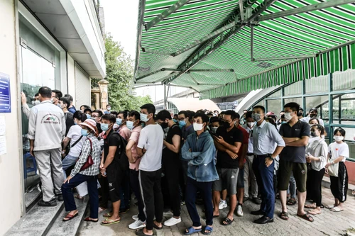 Hà Nội hỏa tốc đề nghị chấn chỉnh việc 'biển người' chen chân chờ xét nghiệm Covid-19