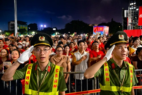 Hàng nghìn người cùng tự hào hát Quốc ca ở buổi tổng hợp luyện diễu binh, diễu hành ở Hà Nội