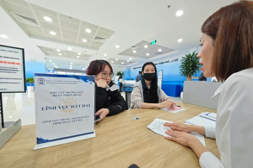 Hà Nội đặt tiêu chí với cán bộ phục vụ hành chính công để ngăn chặn “cò làm giấy tờ”