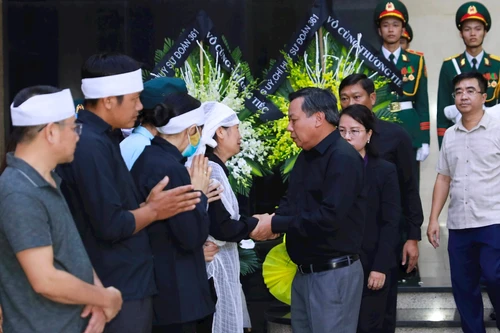 Lãnh đạo Thành ủy, Sở Y tế Hà Nội đến viếng lễ tang của hai gia đình nạn nhân vụ hỏa hoạn 