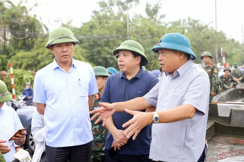 Chủ tịch Hà Nội thị sát, yêu cầu di chuyển triệt để người và tài sản, chăm lo chu đáo người dân vùng ngập