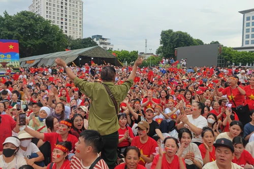 "Biển người" hát vang những bài hát cách mạng, chờ xem tổng hợp luyện diễu binh, diễu hành