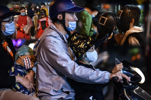 Mặt nạ ăn theo phim "Trò chơi con mực" tràn ngập phố Hàng Mã đêm Halloween