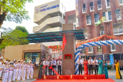 Gắn biển chào mừng 70 năm Ngày Giải phóng Thủ đô với 2 công trình ở quận Ba Đình