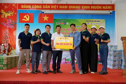 Vòng tay yêu thương - xoa dịu nỗi đau da cam