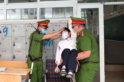 Ấn tượng hình ảnh thí sinh "đặc biệt" được lực lượng Công an giúp đỡ đưa vào phòng thi ở Hà Nội
