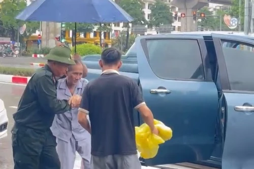 Công an Hà Nội chở người cao tuổi qua "biển nước" đi cấp cứu kịp thời 