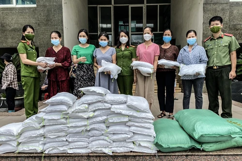 Công an quận Long Biên tặng người dân khó khăn 8 tấn gạo và nhiều thực phẩm thiết yếu