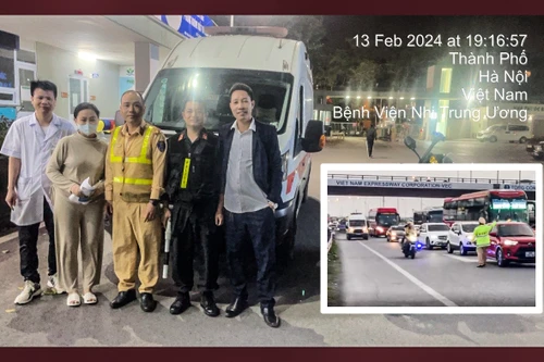 Công an dùng xe đặc chủng mở đường đưa xe cấp cứu đến bệnh viện an toàn 