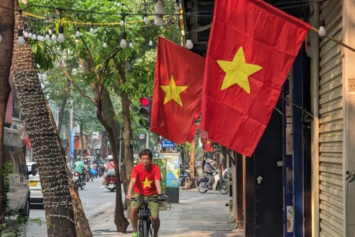 Hà Nội tặng mỗi hộ gia đình 1 cờ Tổ quốc chào mừng 70 năm Giải phóng Thủ đô