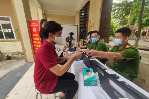 Cử tri đánh giá cao sự tiện lợi khi CATP ứng trực phục vụ cấp CCCD gắn chip trong ngày bầu cử