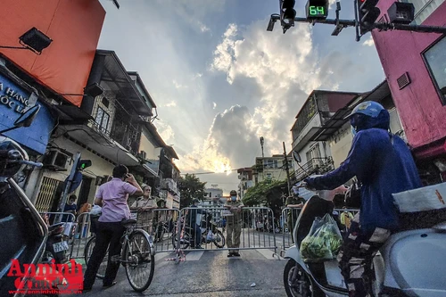 [ẢNH] Cận cảnh những phút trước khi phường Văn Miếu cách ly y tế toàn bộ đến 4/9