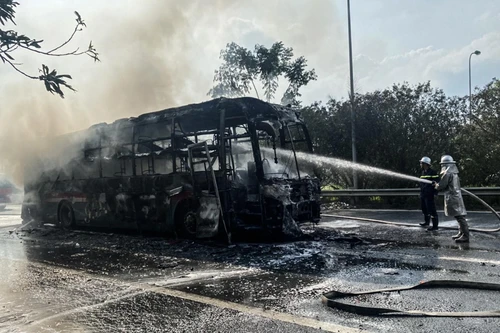 Cận cảnh xe khách giường nằm bốc cháy trơ khung trên đại lộ Thăng Long