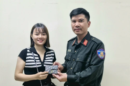 Cảnh sát cơ động CATP Hà Nội nhanh chóng tìm kiếm, trả lại tài sản cho người đánh rơi tại sự kiện A80
