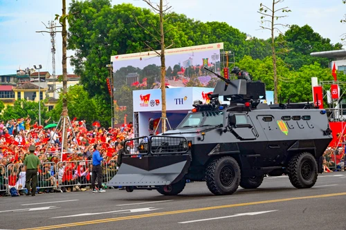 Chiến sỹ CAND cúi chào cảm ơn nhân dân nồng nhiệt chào đón các khí tài hiện đại của lực lượng