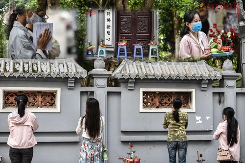 Hà Nội: Thanh niên đi cầu duyên, bái vọng ở chùa Hà trong ngày Phụ nữ Việt Nam