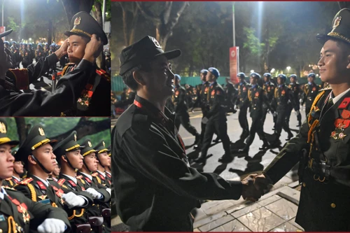 Khoảnh khắc đặc biệt khi cha con người lính Công an Hà Nội gặp nhau trên quảng trường Ba Đình ngày Quốc khánh