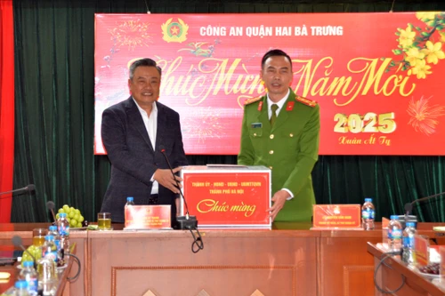 Chủ tịch UBND TP Hà Nội chúc Tết, động viên cán bộ, chiến sỹ CAQ Hai Bà Trưng