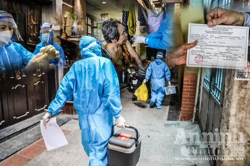 Theo chân những người mang "vũ khí" phòng Covid-19 hiệu quả nhất đến nhà cho người cao tuổi ở Hà Nội