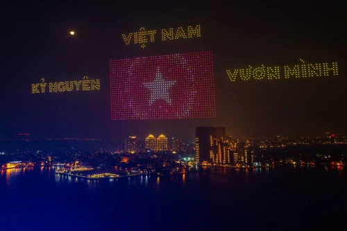 Cận cảnh màn trình diễn ánh sáng tuyệt đẹp đón Tết 2025 bên hồ Tây Hà Nội