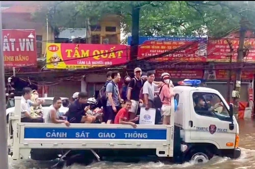 Chủ tịch UBND TP Hà Nội chỉ đạo khẩn trương khắc phục hậu quả mưa ngập do bão số 10