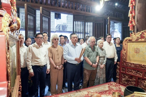 Dâng hương, tưởng niệm cố Chủ tịch Ủy ban Hành chính Hà Nội Trần Duy Hưng