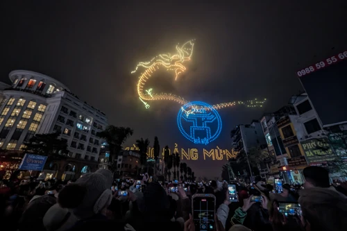 Mãn nhãn với màn trình diễn ánh sáng chào Xuân Giáp Thìn 2024 ở Hồ Tây