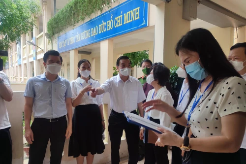 Chủ tịch Hà Nội thị sát công tác chống dịch ở điểm thi tốt nghiệp THPT 2021