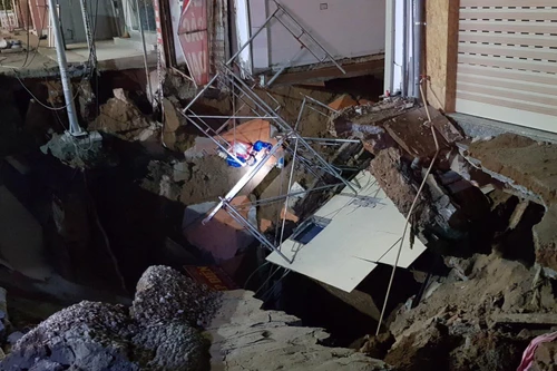 Xuất hiện "hố tử thần" sâu 5 mét ở Chương Mỹ: 12 hộ dân phải di dời