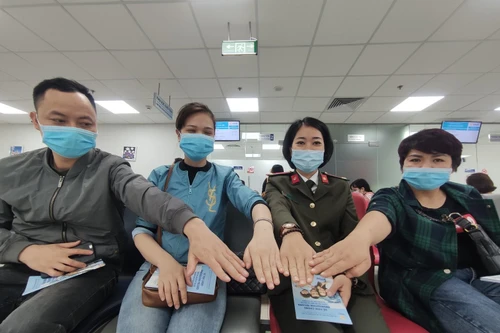 Những cán bộ, chiến sĩ Công an Thủ đô đầu tiên được tiêm vaccine phòng Covid-19