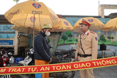 Cận cảnh CSGT Hà Nội xử lý nghiêm vi phạm trong ngày đầu năm 2025
