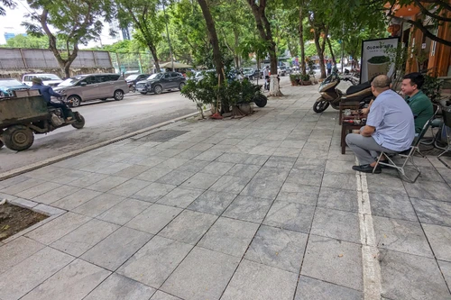 Hà Nội lập tổ soạn thảo Đề án Quản lý, khai thác, sử dụng vỉa hè và lòng đường