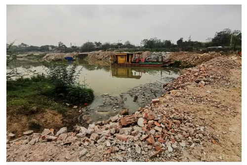 Chủ tịch Hà Nội chỉ đạo làm rõ thông tin đổ trộm phế thải lấn sông Hồng