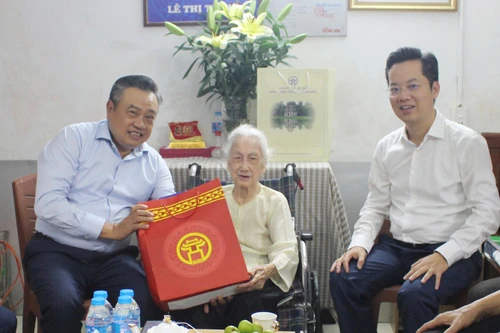 Chủ tịch UBND TP Hà Nội Trần Sỹ Thanh thăm hỏi Mẹ Việt Nam Anh hùng 
