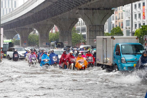 Ảnh: Hà Nội ngập sâu do mưa lớn kéo dài, người dân "bơi" trong biển nước