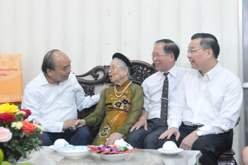 Chủ tịch nước Nguyễn Xuân Phúc thăm gia đình liệt sỹ, thương binh tại Hà Nội 