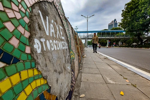 Con đường gốm sứ ven sông Hồng xuống cấp, thành nơi quảng cáo vá xe