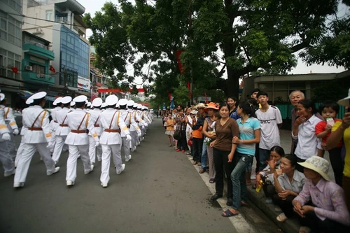Người dân xem diễu binh, diễu hành được phát miễn phí nước uống, lương khô, bánh