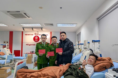 Công an Thủ đô tranh thủ giờ nghỉ sau ca trực để hiến máu cứu người sớm mùng một tết 