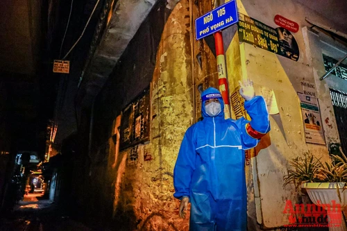 [Ảnh] Ca trực cuối cùng đầy cảm xúc khi toàn bộ phường Chương Dương không còn khu phong tỏa vì Covid-19