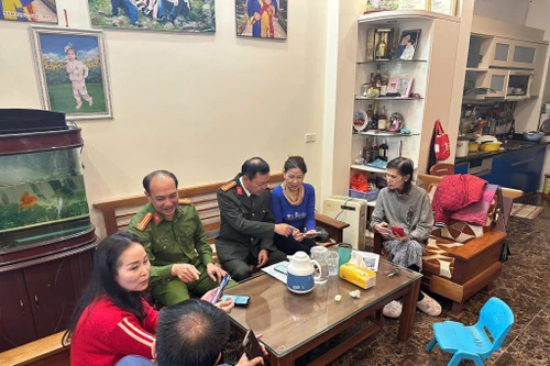 Hà Nội kiểm tra đột xuất một số đơn vị về hướng dẫn người dân cài đặt, sử dụng app iHanoi