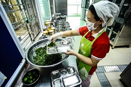 Chủ tịch Hà Nội chỉ đạo kiểm tra đột xuất đơn vị cung cấp nguyên liệu, suất ăn bán trú học sinh