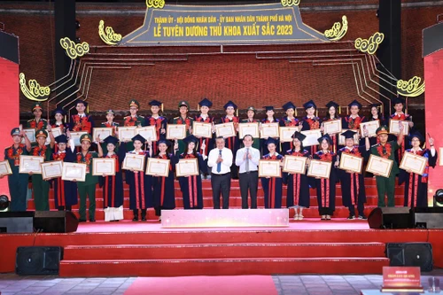 Hà Nội tuyên dương thủ khoa xuất sắc vào cuối tháng 9/2024